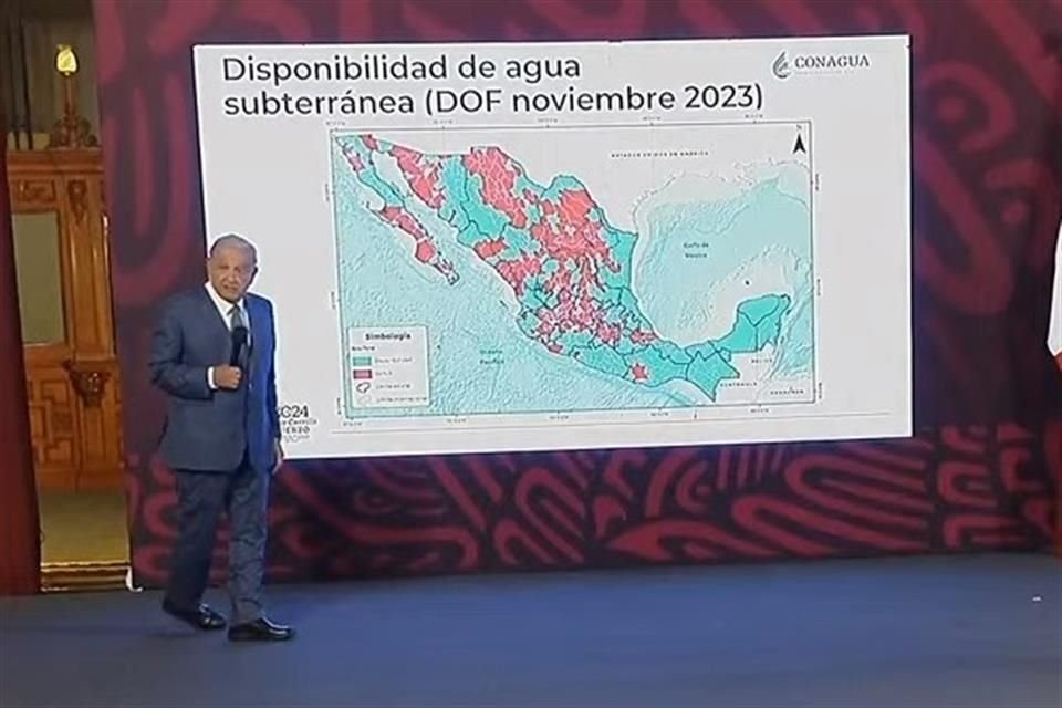 Andrés Manuel López Obrador explica el mapa de entidades del País donde hace falta el agua.