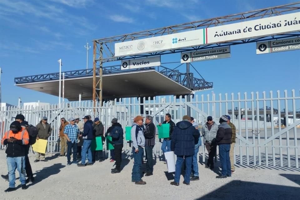 Los ex ferrocarrileros también bloquearon el carril comercial del Puente Internacional Zaragoza-Ysleta, que conecta a Ciudad Juárez con El Paso, Texas.