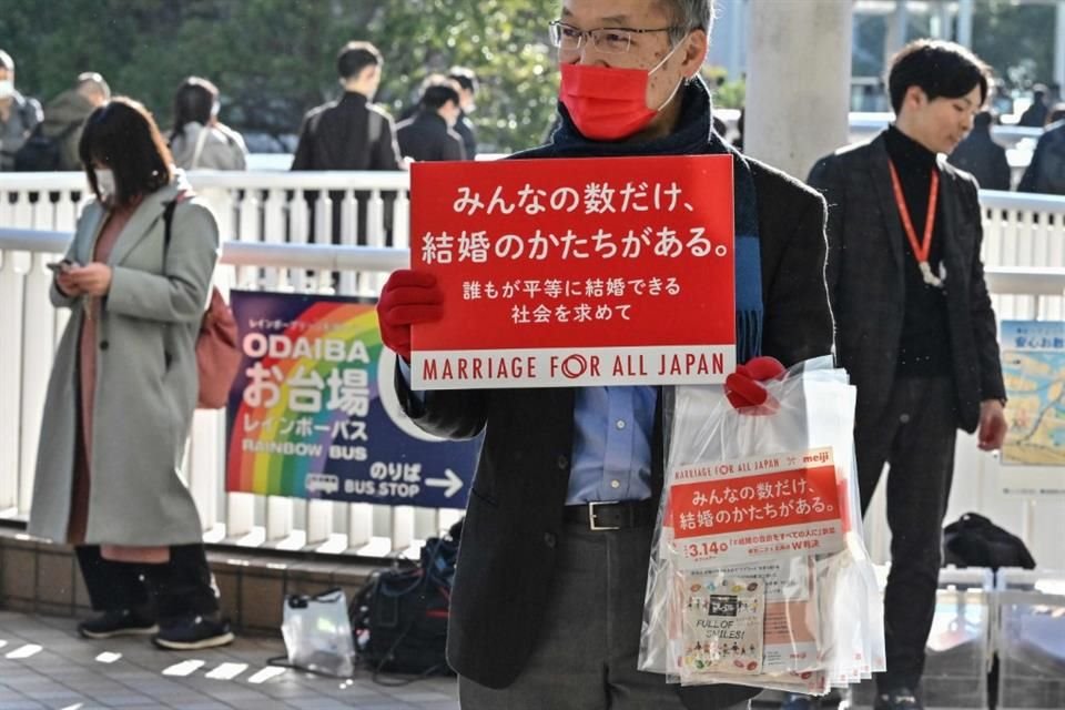 Un hombre sostiene una pancarta en apoyo al matrimonio igualitario en Tokio, Japón, el 14 de febrero.