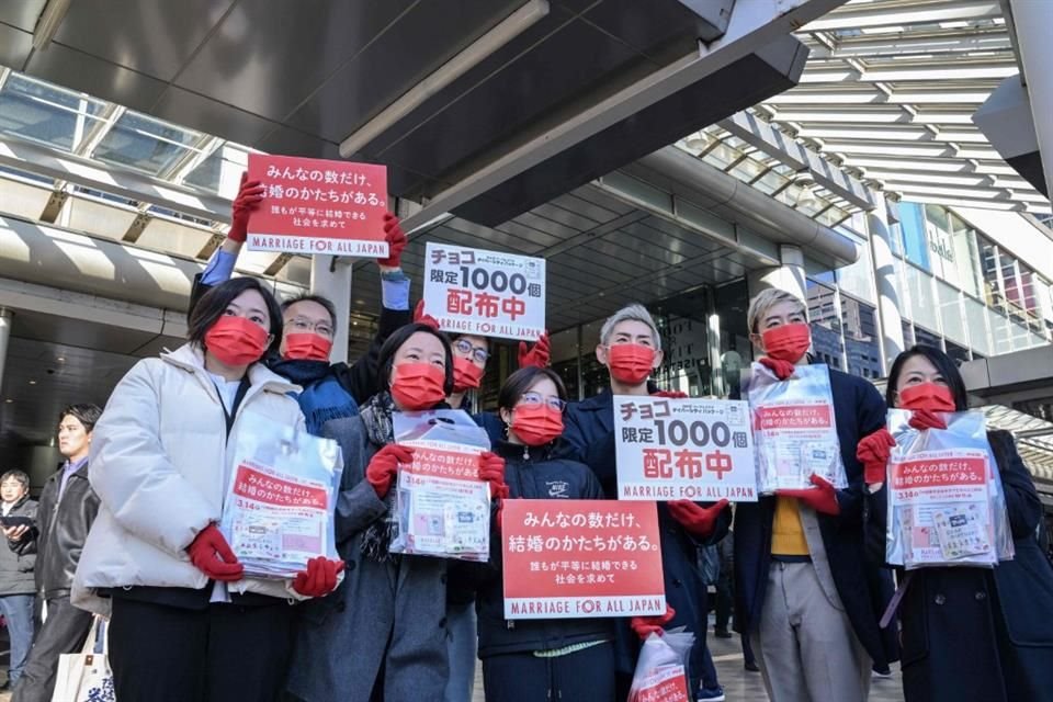 Miembros de la comunidad LGBTQ+ entregaron información y chocolates en apoyo al matrimonio igualitario en Japón.