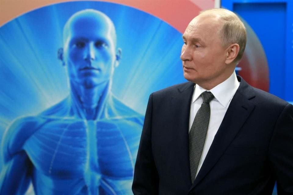 El Presidente Vladimir Putin durante una visita al Centro Científico y Práctico de Tecnologías de Diagnóstico y Telemedicina, en Moscú, el 14 de febrero.