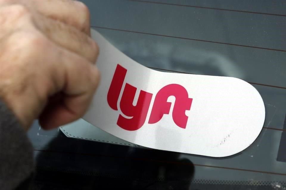 Por un error tipográfico, el reporte de resultados inicial de Lyft mencionaba que esperaban que su Ebitda ajustado aumentara en 500 puntos base en 2024, cuando el dato correcto era 50 puntos base.