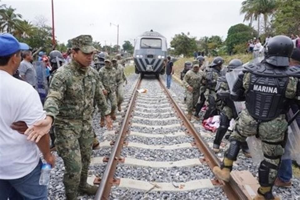 Los efectivos navales desalojaron a ex ferrocarrileros en rieles de un tramo del Tren Interoceánico.