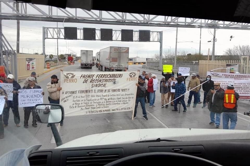 En Nuevo Laredo, los ferrocarrileros bloquearon el Puente Internacional III del Comercio Mundial.