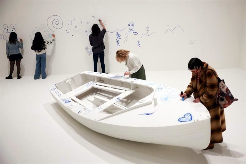 La muestra incluye más de 200 obras de la artista, entre ellas piezas interactivas como 'Add Color (Refugee Boat)'.