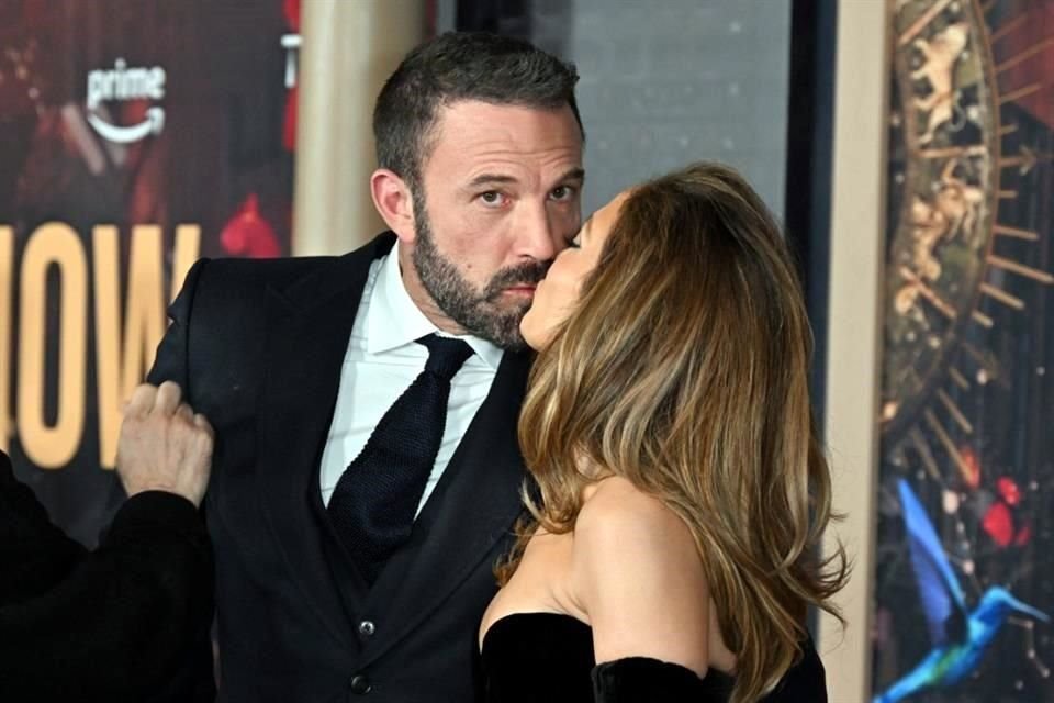 Jennifer Lopez no escatimó en besos para su amado, el actor Ben Affleck.