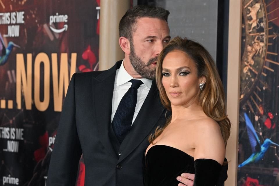 Jennifer Lopez y Ben Affleck robaron miradas en la premiere de 'This Is Me... Now', cinta que ahonda en la vida amorosa de la famosa.