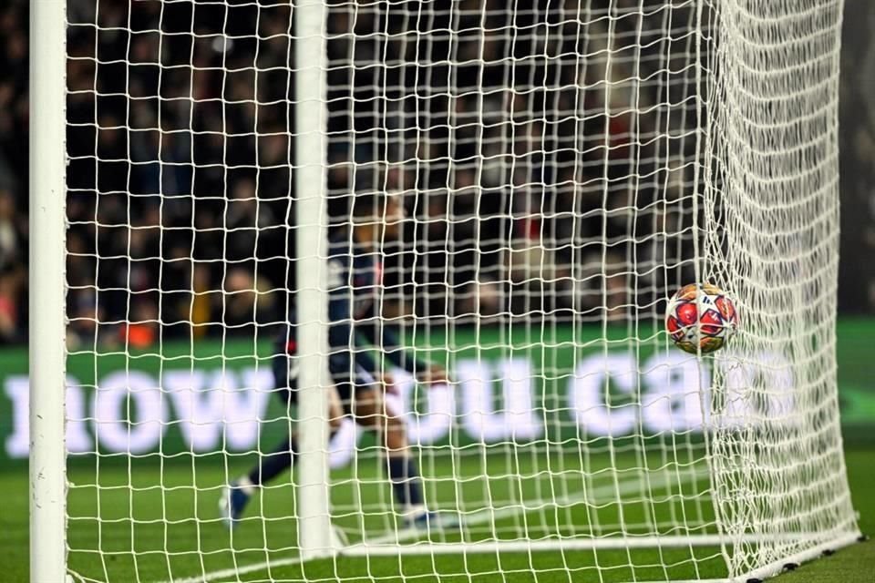 El balón en el fondo del arco, tras el remate a segundo poste del delantero francés.