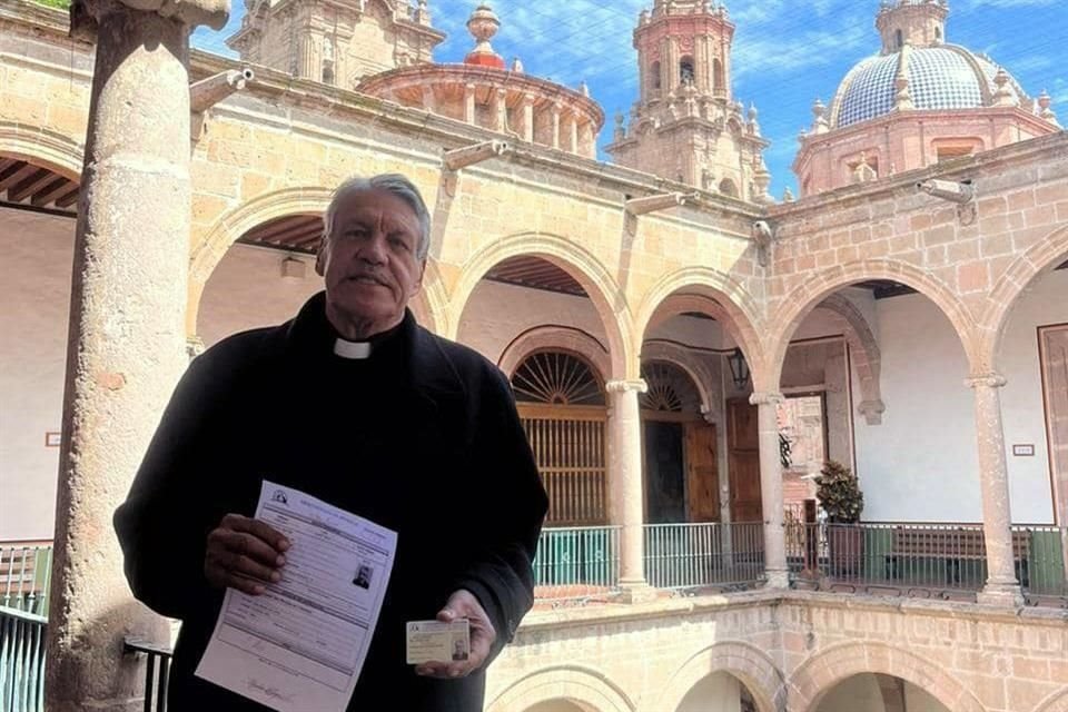 El párroco que estaba impedido a oficiar misas, sacramentos y actos religiosos, presumió fotografías en las que se le observa posar con su licencia ministerial.