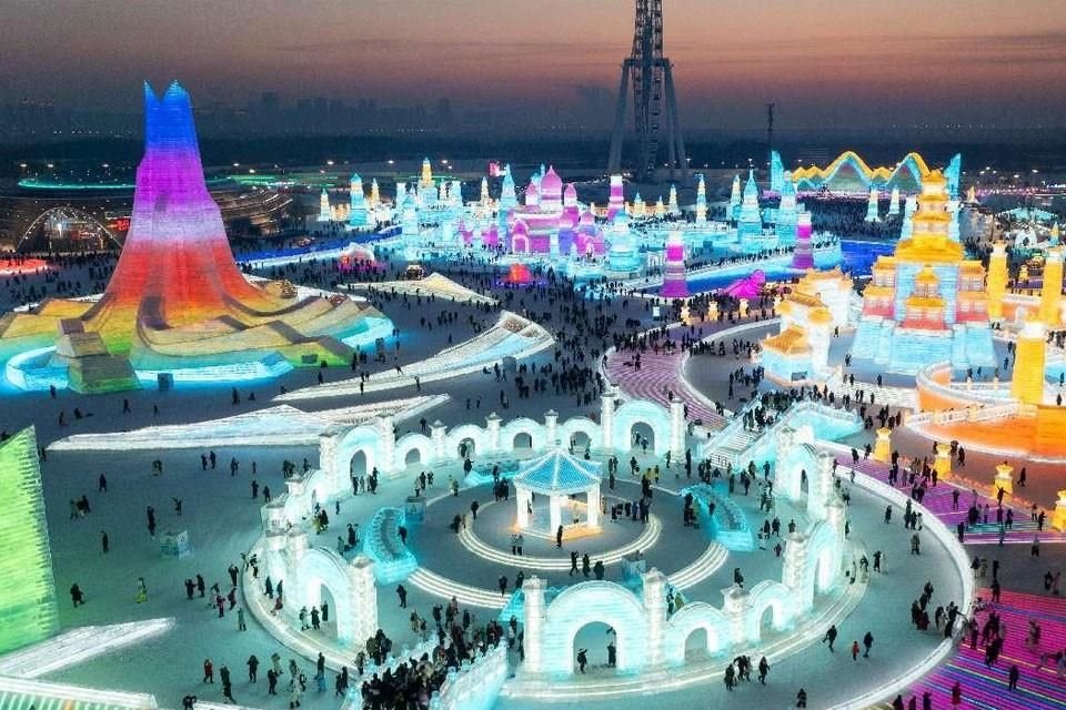 La foto muestra una espléndida vista nocturna del Mundo de Hielo y Nieve de Harbin en la provincia de Heilongjiang, en el noreste de China.