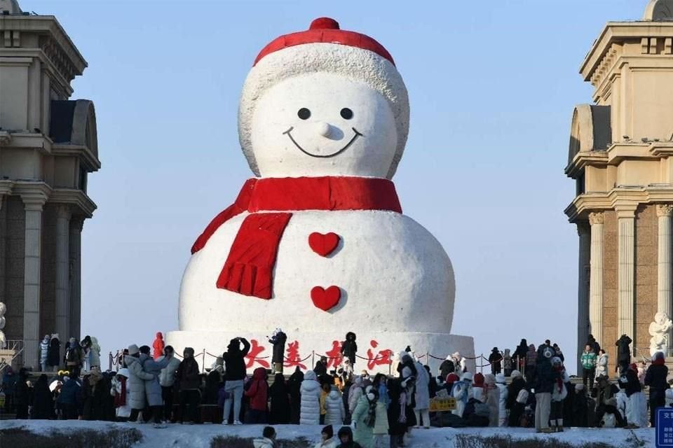 Un gran muñeco de nieve en Harbin, provincia de Heilongjiang, en el noreste de China, atrae turistas, el 20 de enero de 2024.