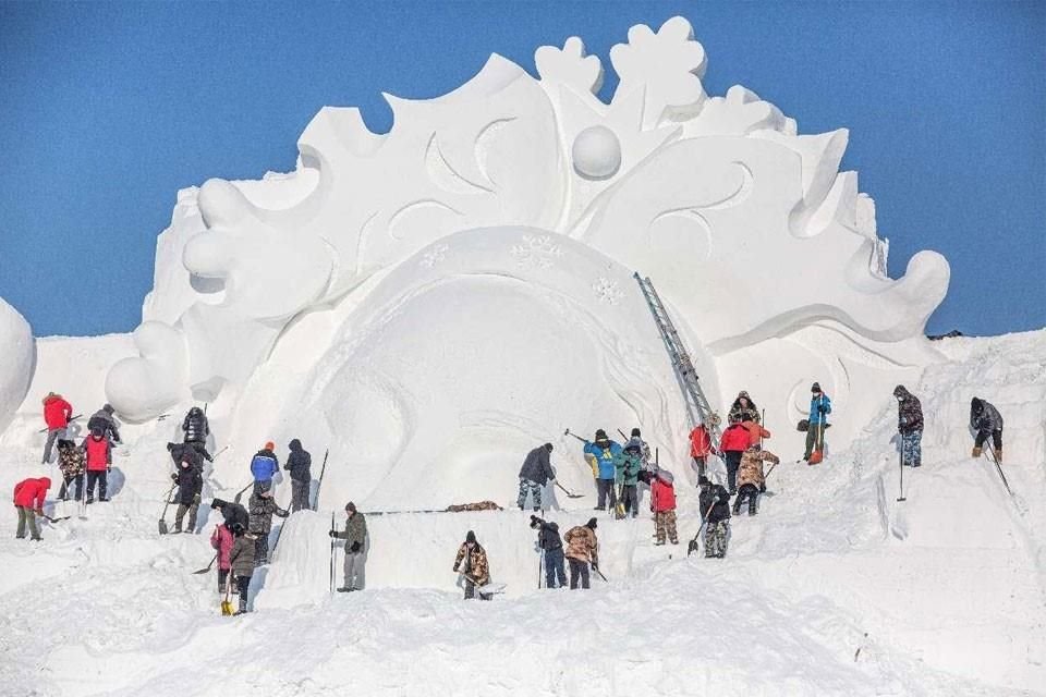 Se está realizando una gigantesca escultura de nieve en el lugar escénico de la Isla del Sol en Harbin, provincia de Heilongjiang, en el noreste de China. 