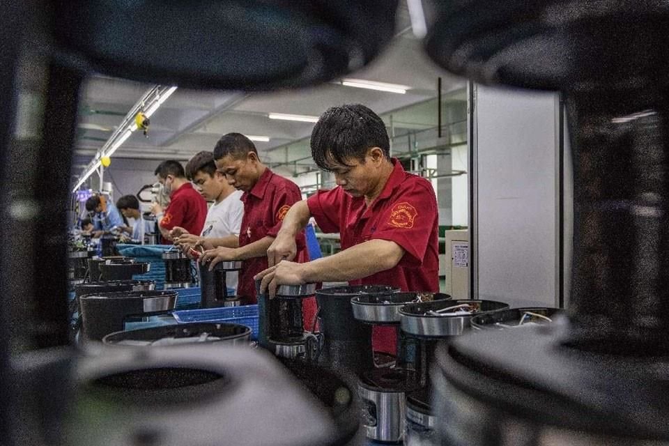 Estas máquinas de café se fabrican en un taller de una empresa de electrodomésticos en Foshan, en el sur de China.