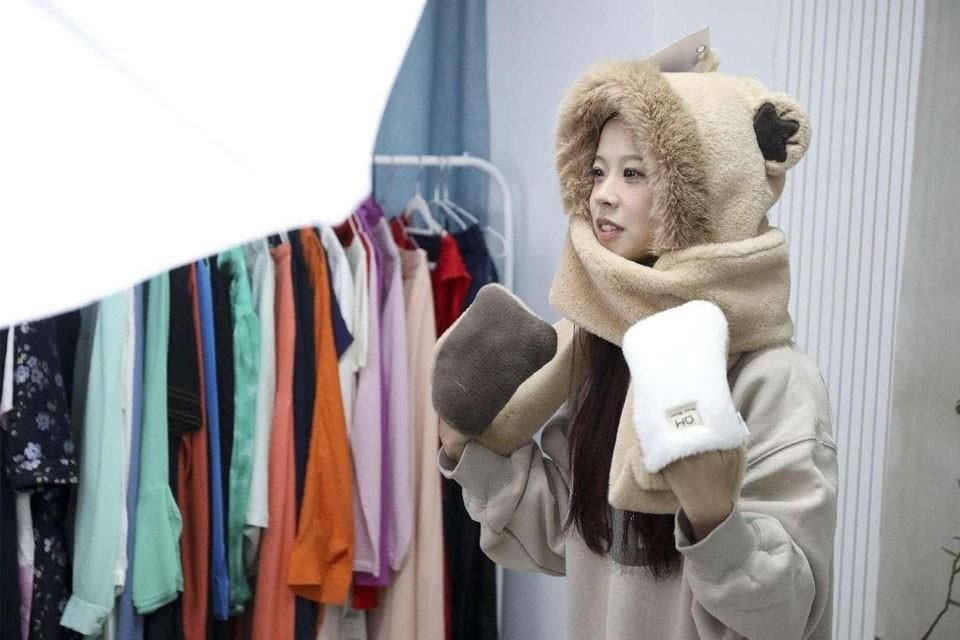 Una presentadora vende sombreros y bufandas de producción local a través de una transmisión en vivo en Hangzhou, en el este de China 