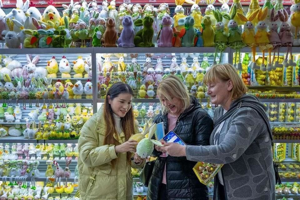 Comerciantes de Eslovenia compran en el Mercado de Comercio Internacional de Yiwu, en Yiwu, provincia de Zhejiang, en el este de China. 
