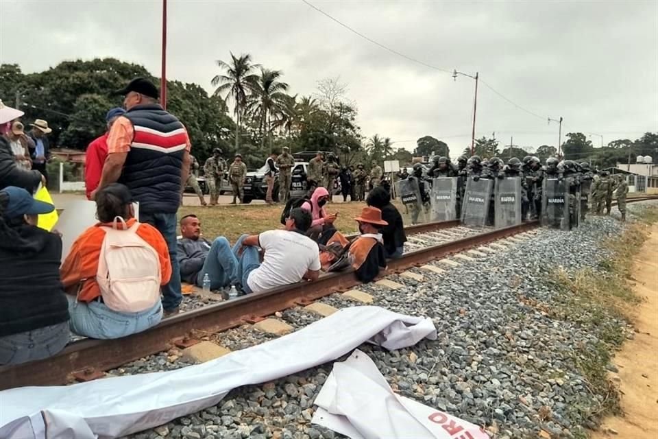 Durante más de seis horas, ex ferrocarrileros bloquearon varias vías en Campeche, Chihuahua, Oaxaca y Tamaulipas para exigir al Gobierno federal presuntos adeudos al sector antes que fuera privatizado