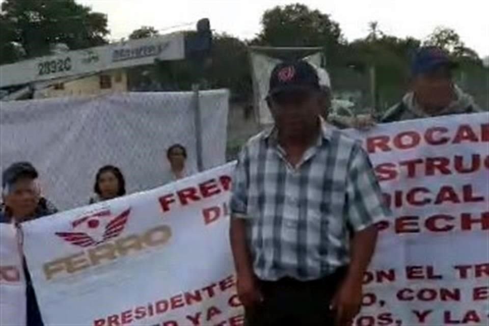 Una de las protestas fue en un tramo del Tren Maya, en Campeche, donde integrantes del Frente Ferrocarrilero de Reeconstrucción Sindical (FERRO) exigieron compensación económico y justicia social.