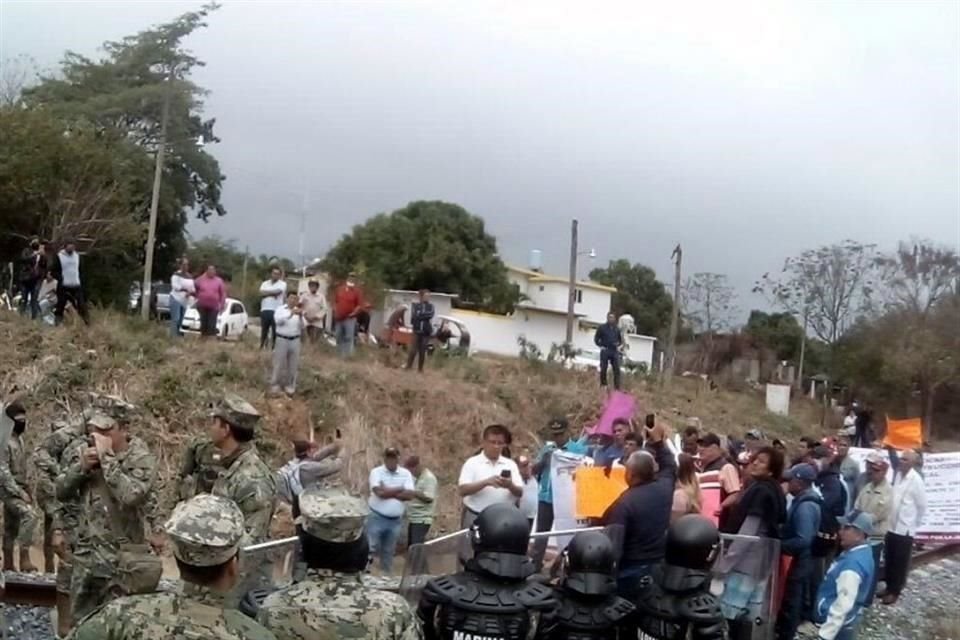 En Oaxaca, el bloqueo ocurrió en las vías del Tren Interoceánico por una inconformidad de 2022 para pagarles a los ferrocarrileros.