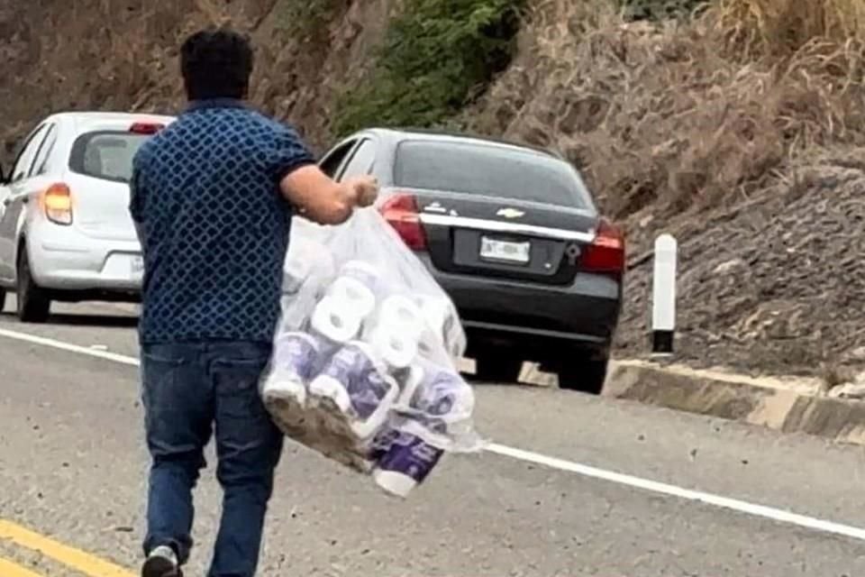 En redes sociales se difundieron videos en los que se observó al funcionario de esta Presidencia Municipal correr para levantar el producto y llevarlo a su vehículo particular.