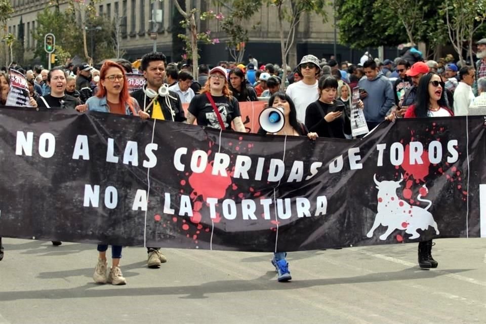 El contingente de activistas arrancó en la sede de la Jefatura de Gobierno y avanzó por Madero.