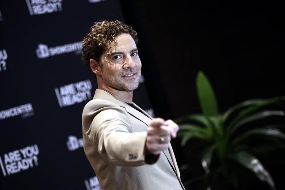 El cantante español David Bisbal anunció ayer su gira en México por sus 20 años de carrera y un dueto con Carlos Rivera.