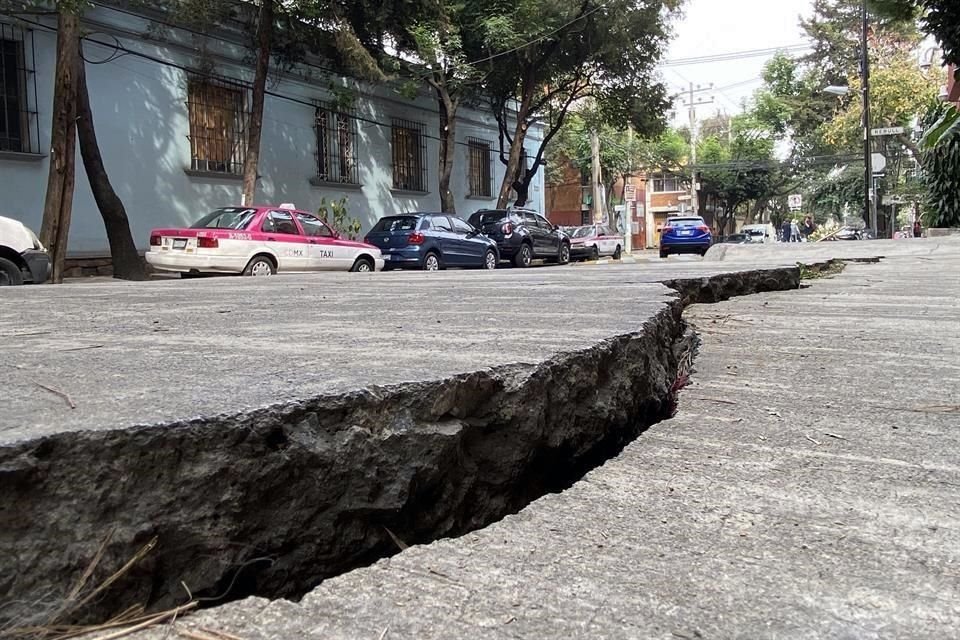 La falla hallada en Plateros-Mixcoac tiene una profundidad de 400 metros, mientras que los pozos extraen agua a una profundidad de mil metros.