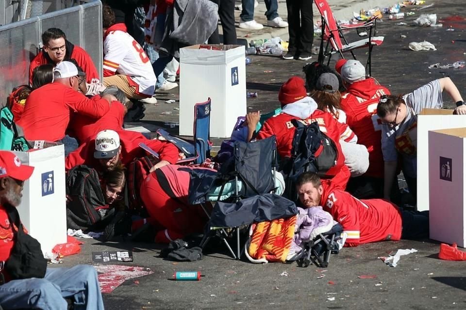 Las personas corrieron para buscar refugio cuando se desató el tiroteo en Kansas City, al tiempo que los socorristas se desplegaron para atender a las víctimas.