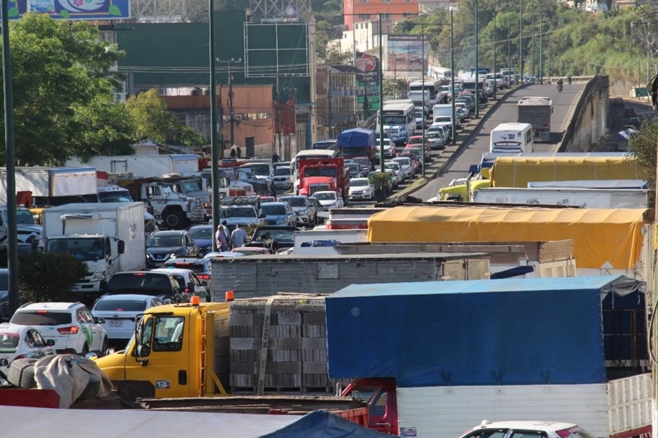 Transportistas de diferentes ramos iniciaron otro paro de labores en distintas carreteras y autopistas del País en demanda de seguridad.