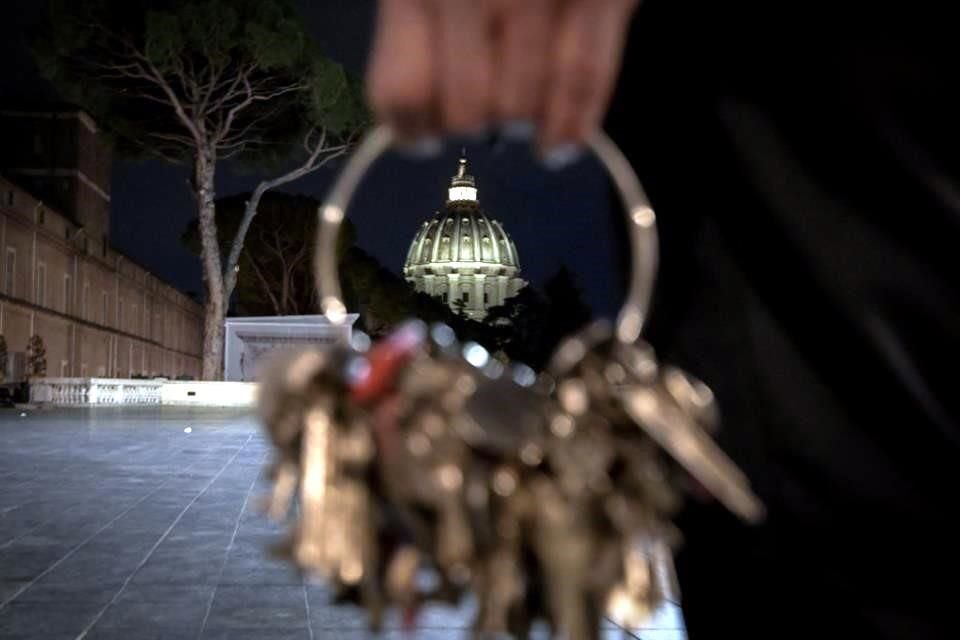 La visita de acceso restringido se inicia con una vista de los Jardines del Vaticano, dominadas por la cúpula de San Pedro.