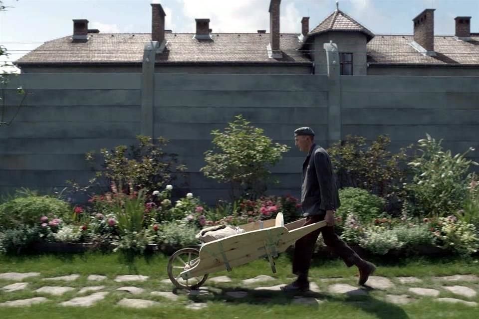 Esta cinta es de las más perturbadoras que verán jamás. Retrata el día a día de una familia de tantas: su trajín doméstico, el cuidado y corretizas de los niños, las labores en el jardín.