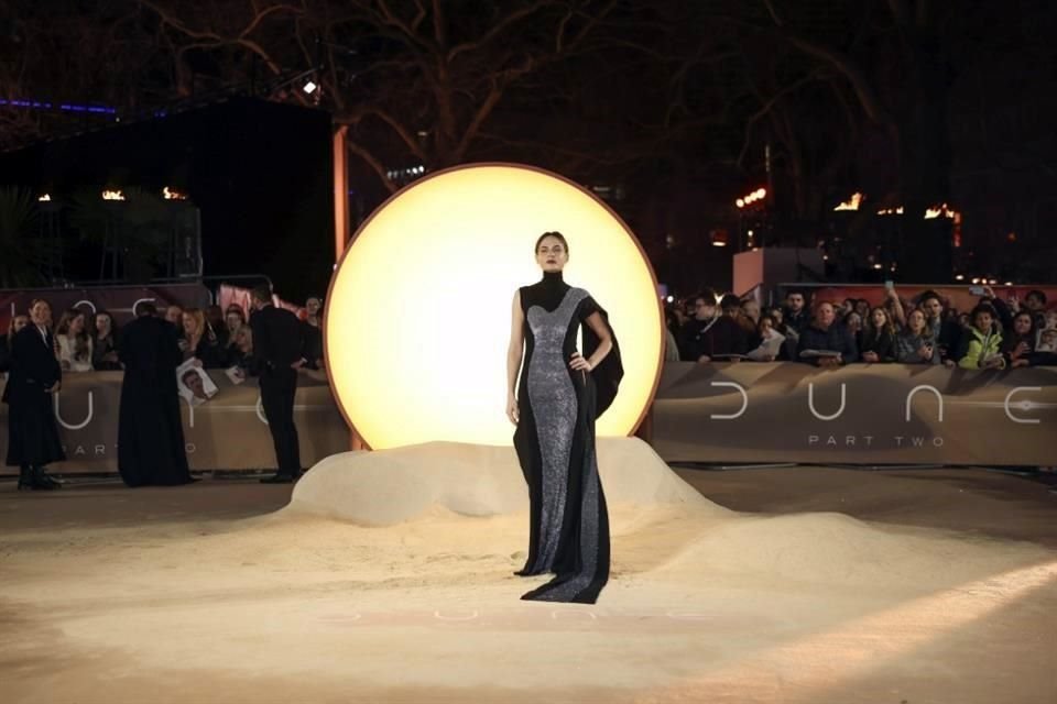 Rebecca y su vestido negro con formas bordadas en plata, fue el claro ejemplo de elegancia.