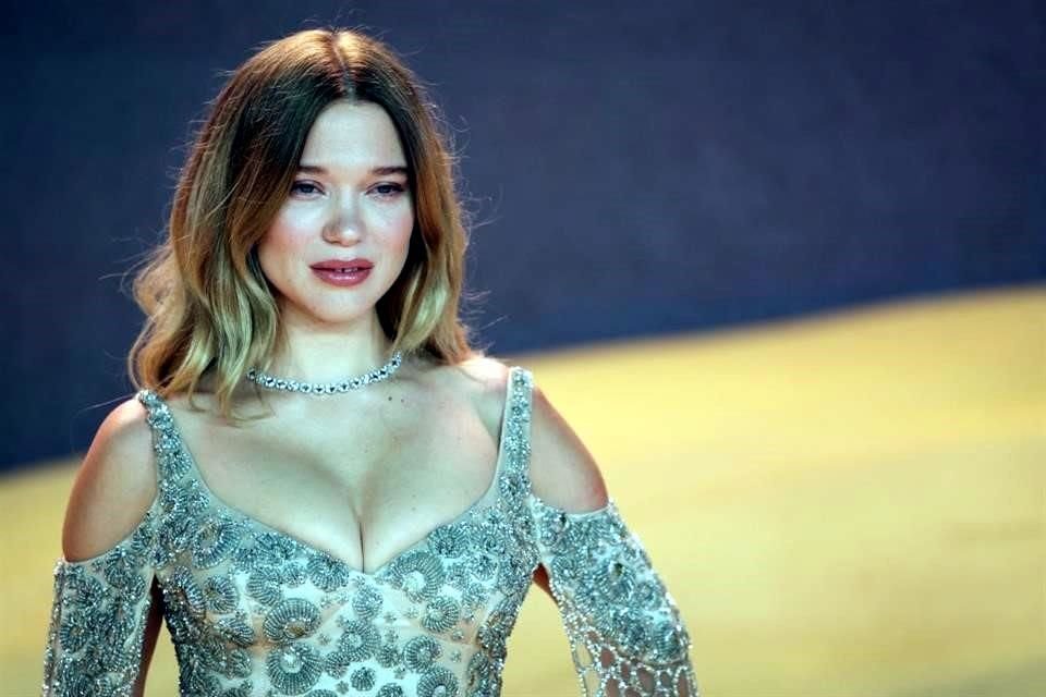 Lea usó un ceñido vestido nude con mangas hasta el suelo, lleno de joyas brillantes.