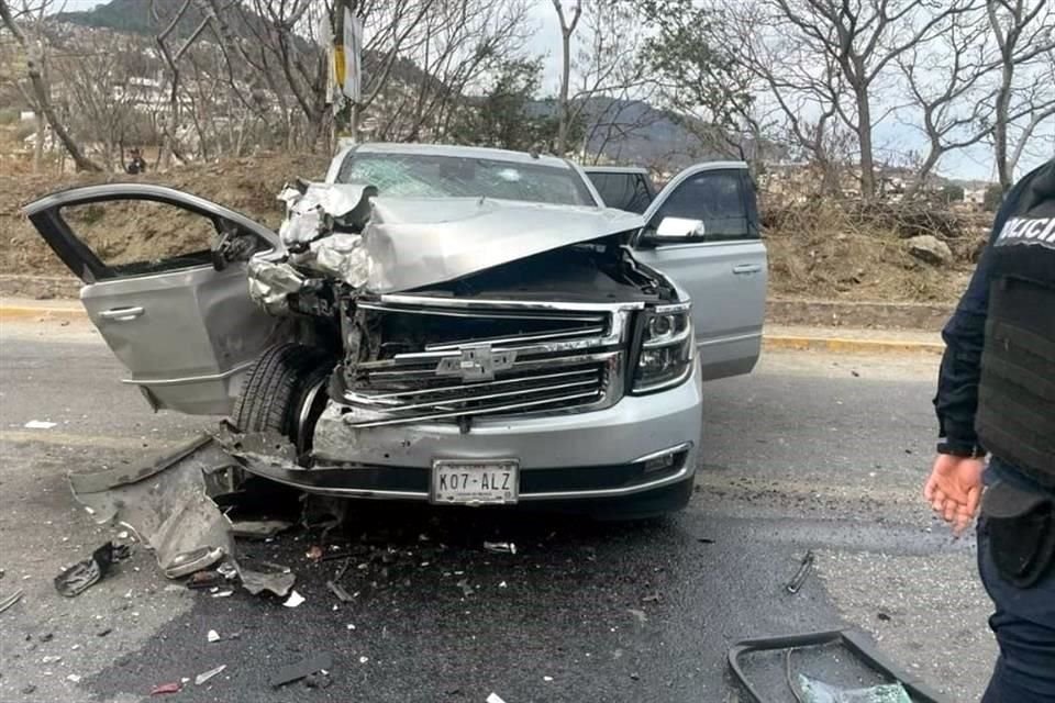 La camioneta del Alcalde, quien ha sido blanco de críticas por la violencia que justamente pega a Taxco, quedó de esta manera sobre una vía federal.