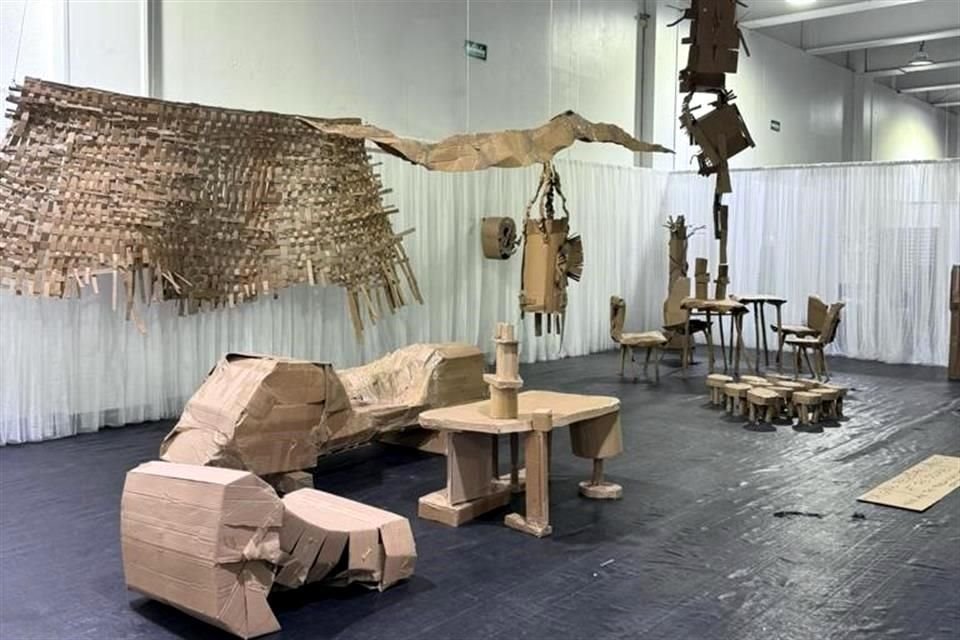 Aspecto del stand de Zaventem Ateliers, en Unique Design X, con obras recreadas en cartón.