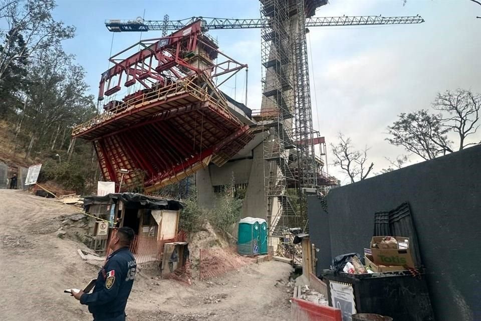 Imágenes en redes mostraron el colapso de una estructura en la obra.