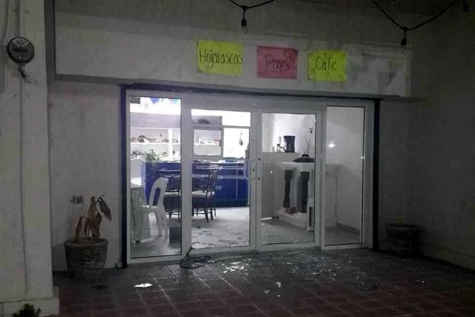 Vecinos también afirmaron que se escucharon algunas detonaciones y que fue incendiado un vehículo perteneciente al INE y una tienda.