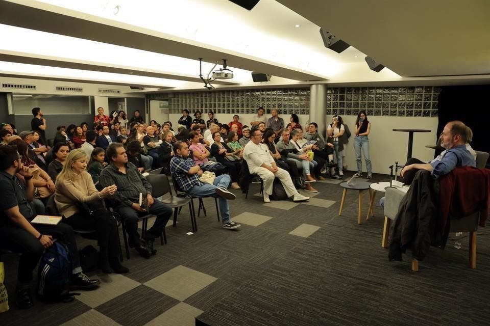 Seguidores del también autor de 'Balón dividido' y 'Dios es redondo' se dieron cita en la Librería Gandhi para escucharlo.