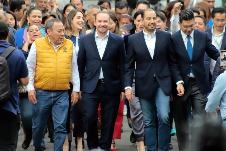 Santiago Taboada estuvo acompañado del presidente del PAN, Marko Cortés (centro derecha).