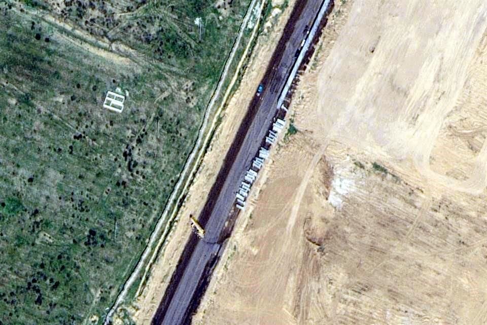 Esta imagen satelital proporcionada por Maxar Technologies muestra la construcción de un muro en Rafah, Egipto.