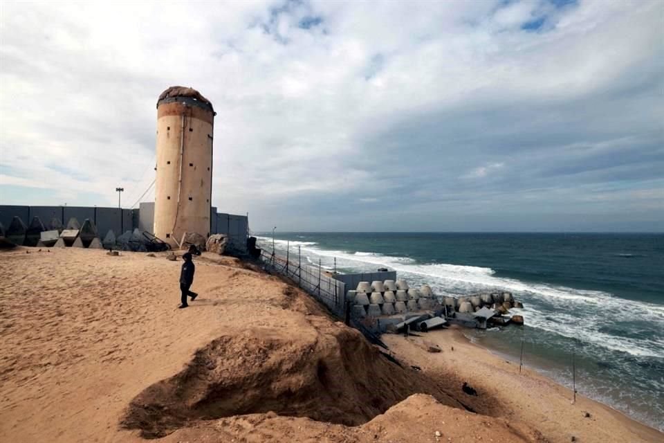 Egipto está levantando un muro y nivelando terrenos cerca de su frontera con Gaza antes de la posible ofensiva israelí en Rafah.