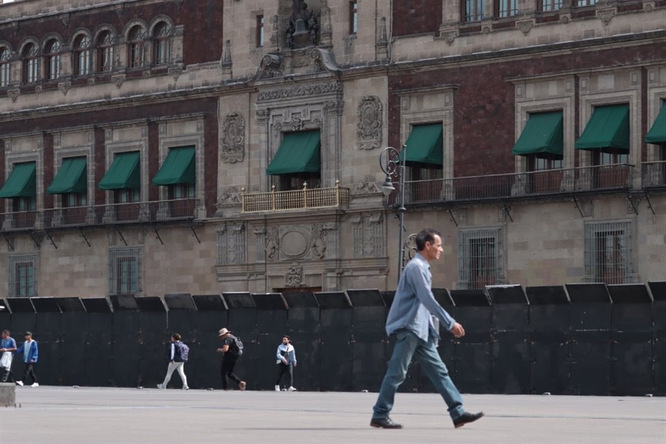 Previo a la denominada 'Marcha por la Democracia', a realizarse en el Zócalo, decenas de vallas fueron colocadas frente a Palacio Nacional.