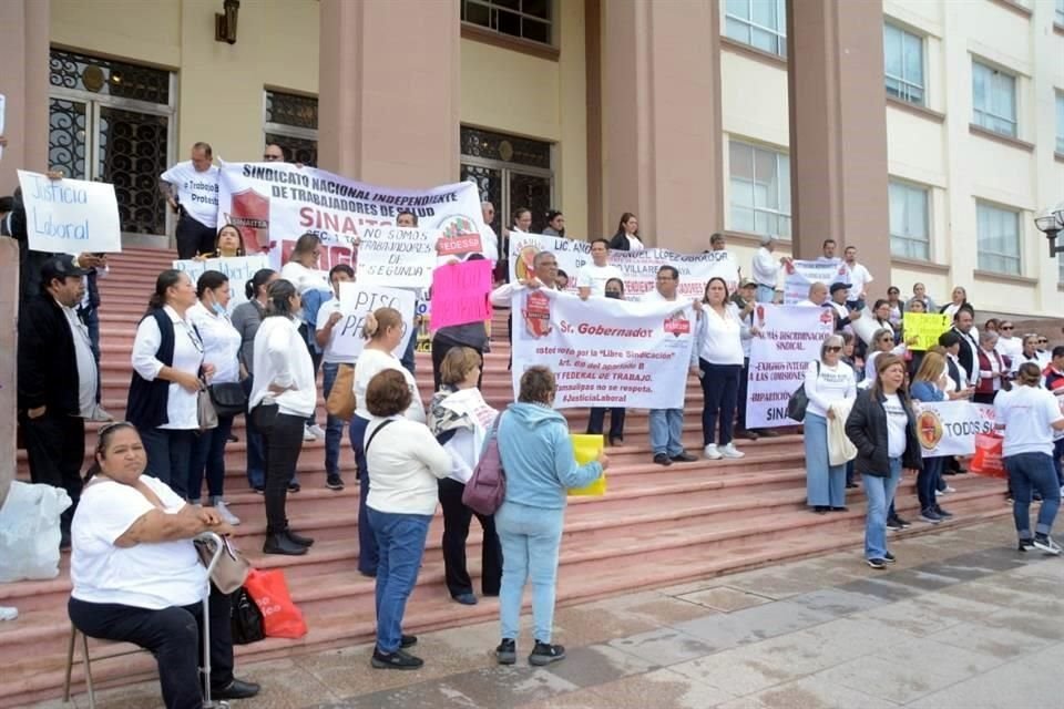 La protesta se realizó en escalinatas del Palacio de Gobierno, donde pidieron una audiencia con el Mandatario Américo Villarreal.