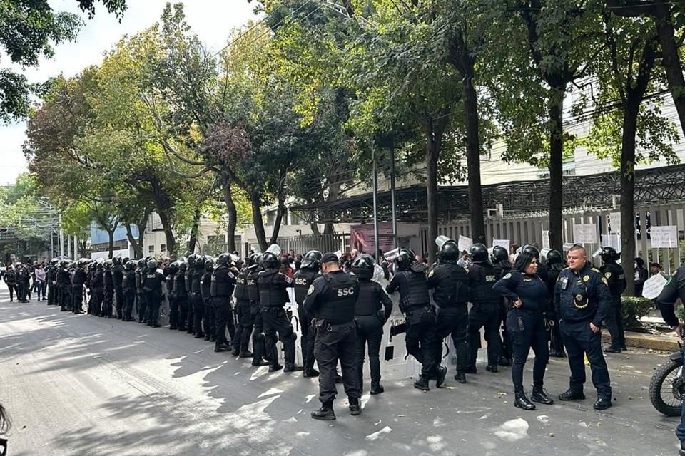 Antes de movilizarse hacia el edificio de la institución fueron encapsulados por policías de la Secretaria de Seguridad Ciudadana.