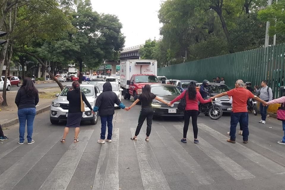 Los vecinos a quienes les cerraron la puerta de la casa Juan Rulfo, en Mixcoac, bloquean la Avenida Revolución.