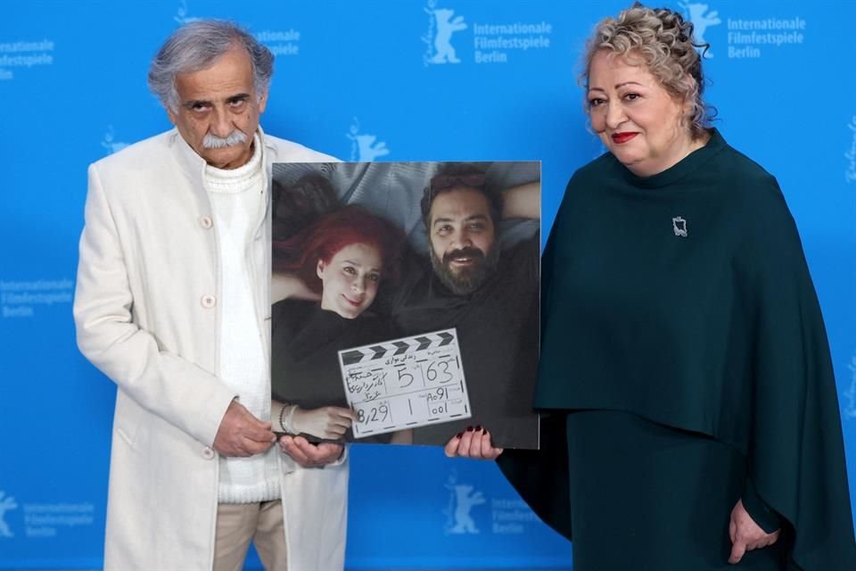 Los actores de origen israelí Lili Farhadpour y Esmail Mehrabi sostuvieron una fotografía de la actriz Maryam Moghaddam y el director Behtash Sanaeeha, en la alfombra de la Berlinale.