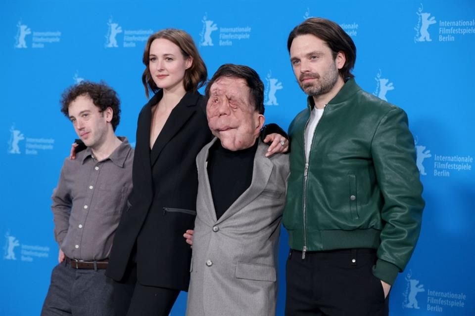 El director Aaron Schimberg posó en la alfombra con los actores Renate Reinsve, Adam Pearson y Sebastian Stan, quienes presentaron el filme 'A Different Man'.