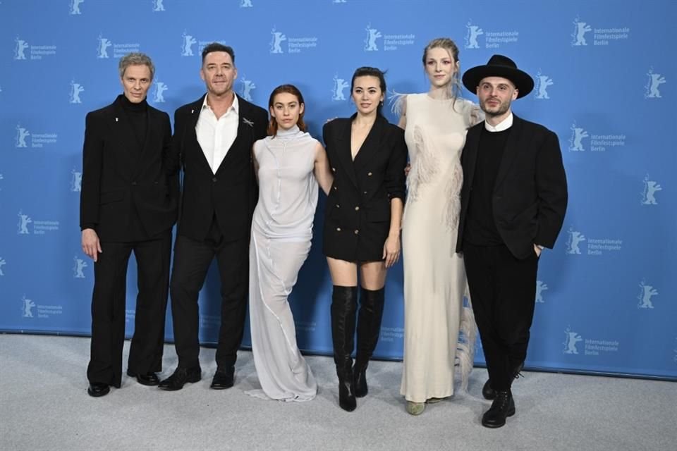 Los actores Jan Bluthardt, Marton Csokas, Greta Fernández, Jessica Henwick, Hunter Schafer, y el director Tilman Singer llevaron a la Berlinale su filme de terror: 'Cuckoo'.