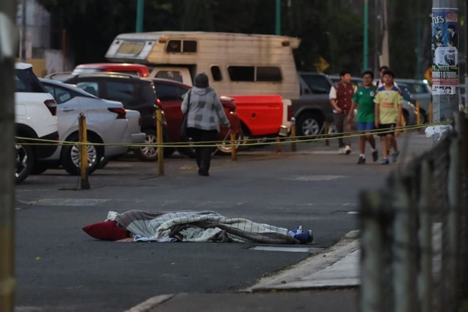 La mujer lo tomó fuerte, pero aquel hombre, de 72 años, que usaba tenis azules, falleció en el estacionamiento exterior de la Unidad Obrero CTM Culhuacán 6, en Coyoacán. 