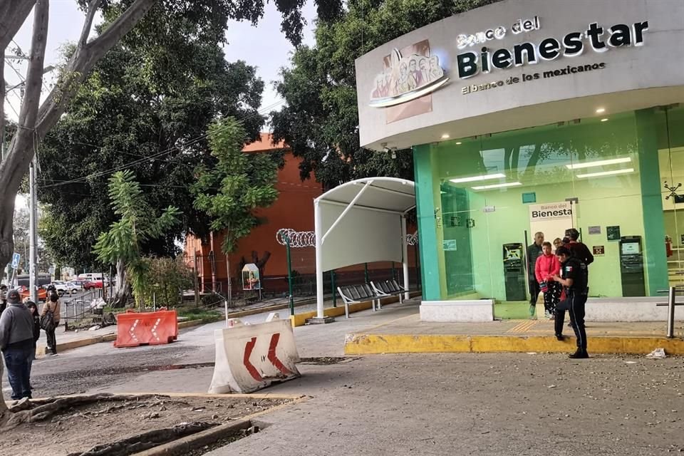 Un adulto mayor se desvaneció en los brazos de su esposa mientras caminaban hacia el Banco del Bienestar para sacar su pensión del Gobierno.  