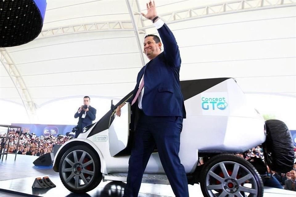 Al templete, el Gobernador subió a bordo de un auto eléctrico, fabricado por estudiantes y docentes de la Universidad de Guanajuato.